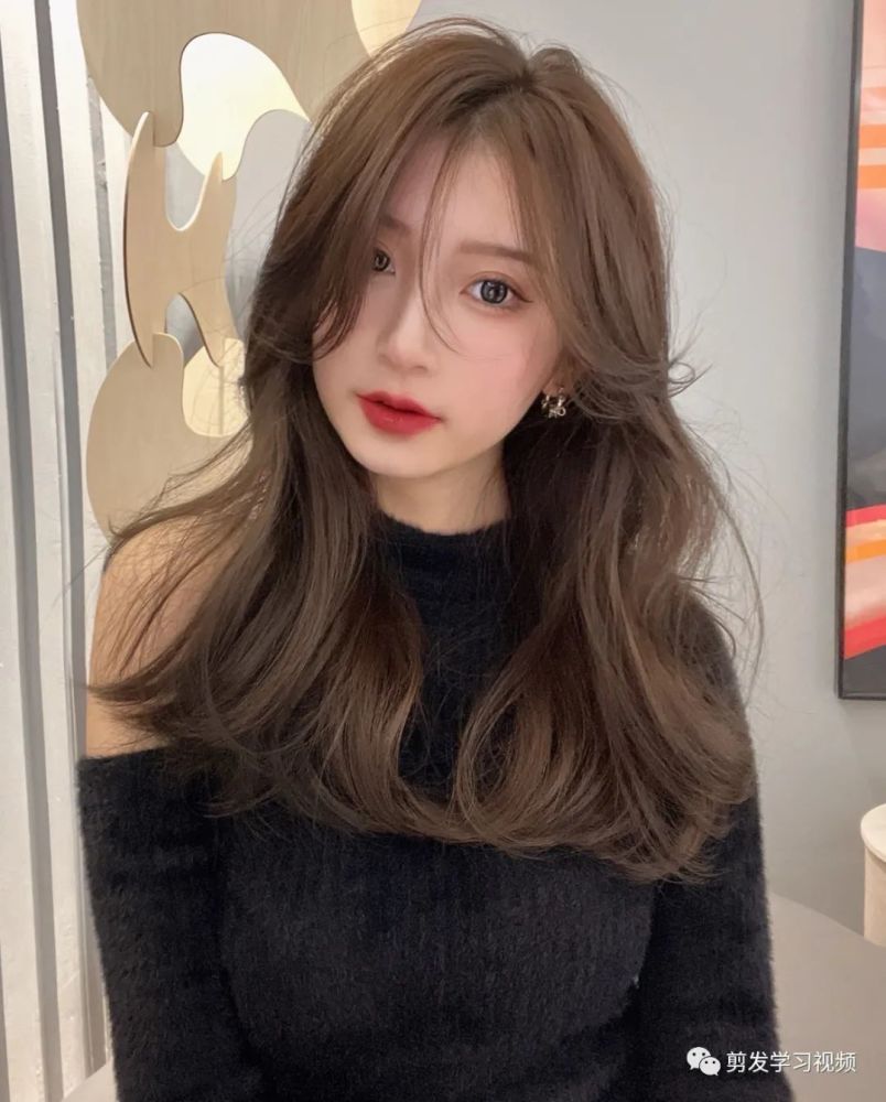 头发烫成s卷的的大波浪卷发,可以轻松帮你打造出时尚迷人的效果,蓬松