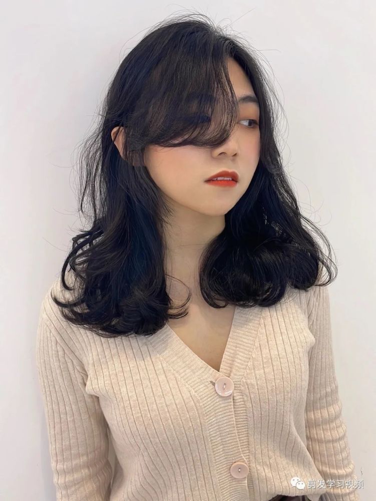 头发烫成s卷的的大波浪卷发,可以轻松帮你打造出时尚迷人的效果,蓬松