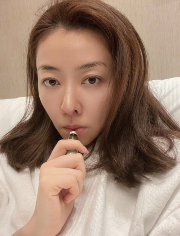 熊黛林难得休息却患病,晒素颜病照手持口服液,眼窝凹陷脸色苍白