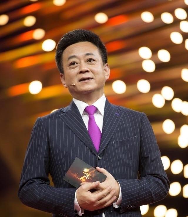 朱军终于在央视复出了57岁精神焕发精神饱满