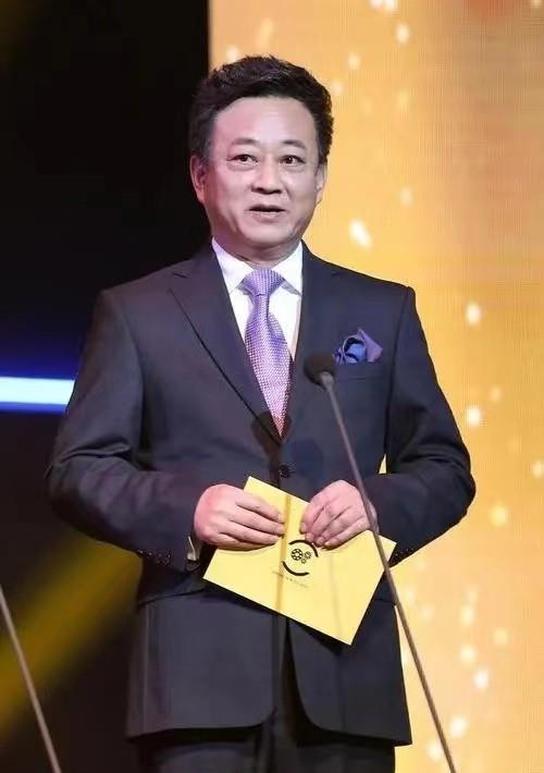 纵使康辉,撒贝宁等主持人的人气陡升,但是在老一辈的央视名嘴肿,依然