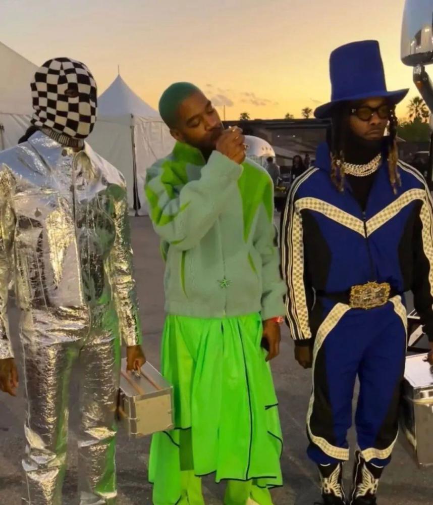 的彩色雕像,这位已故的艺术总监雕像手拿着lv monogram的画板仰望天空