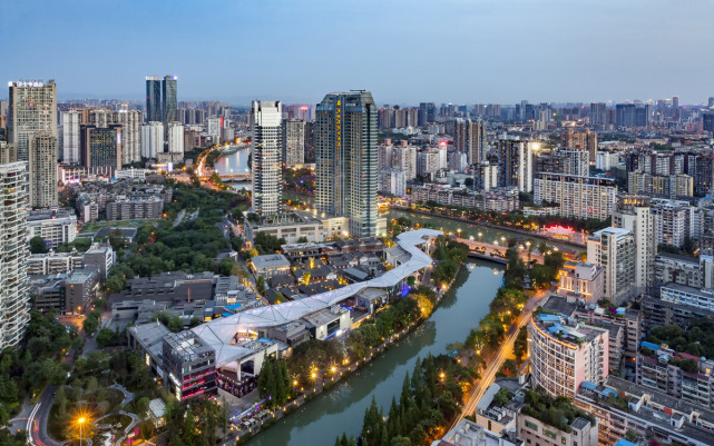 《中华小当家》,主角小当家就是来自四川,为当地知名餐厅菊下楼的传人