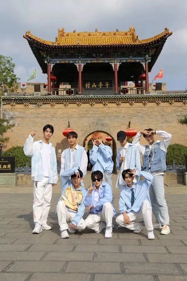 5月1日天赋与努力并存颜值与才华并重拥有四百万粉丝的hlt男团降落