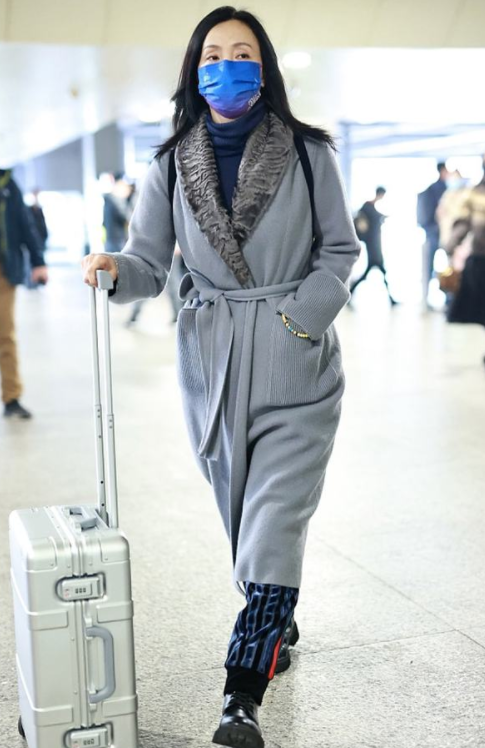 49岁陶虹现身机场被拍穿着朴素眼纹突出独自推行李接地气