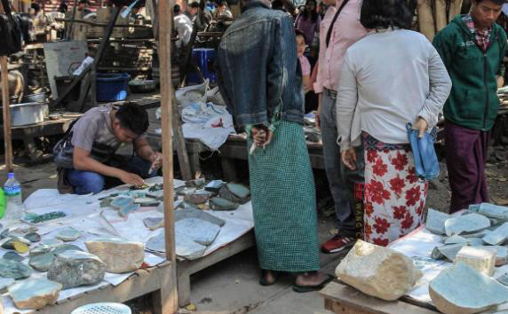 缅甸是世界最大的翡翠出产国，在那里买翡翠真的便宜吗？