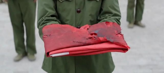 写着"生死在一起"的旗帜还在不断飘扬着,最后这面旗帜被炸出了窟窿,满