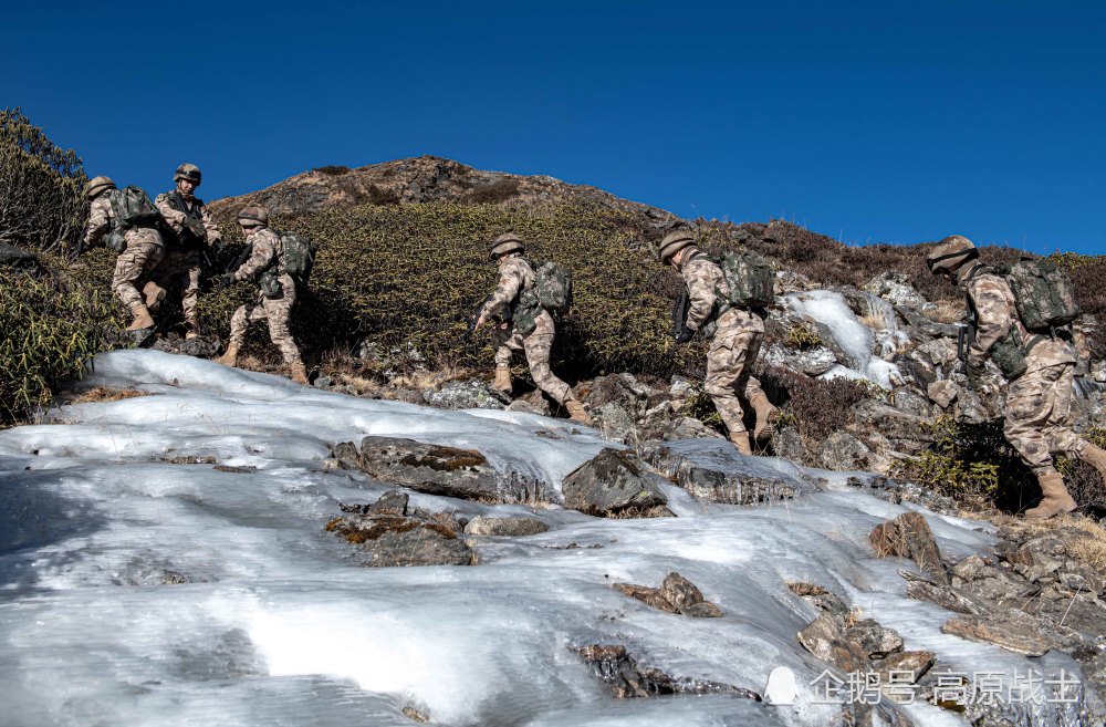 边防官兵巡逻在雪山之巅