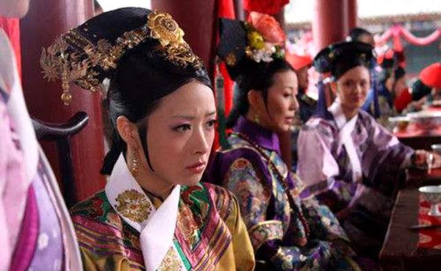 她是康熙送给儿子的宫女因小小年纪怀孕给康熙留下了不好印象