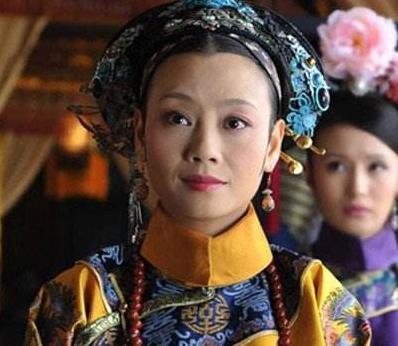 她是康熙送给儿子的宫女因小小年纪怀孕给康熙留下了不好印象