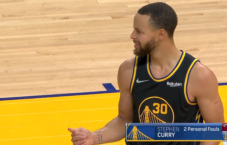 26秒2犯半场3犯库里摊手不解面露疑惑三分5中1打铁