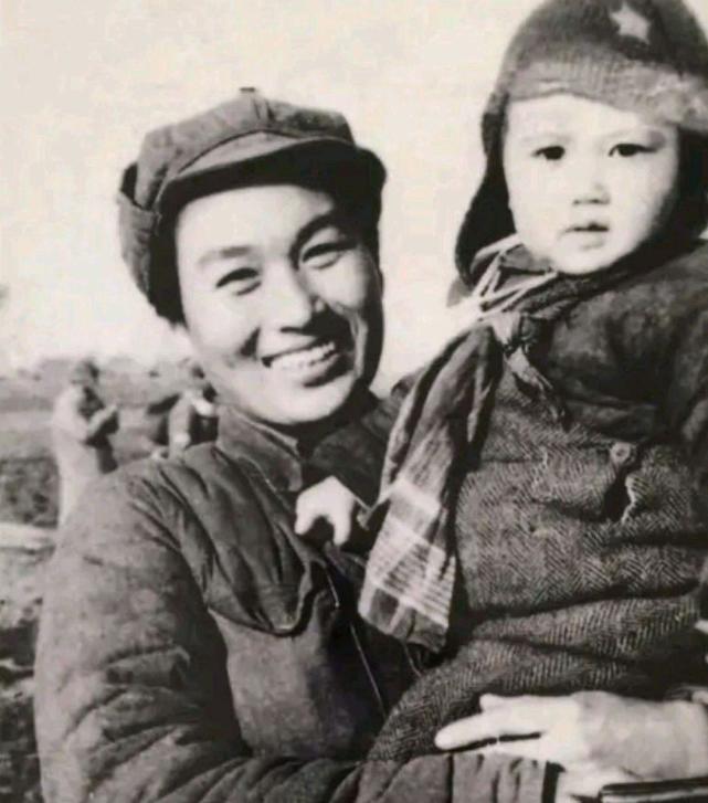 谢富治夫妇有一对子女,女儿名叫谢小沁,曾经嫁给彭小枫.