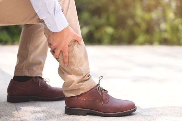 下肢缺血的另一个重要表现,在临床上我们称为间歇性跛行,由于血管堵塞