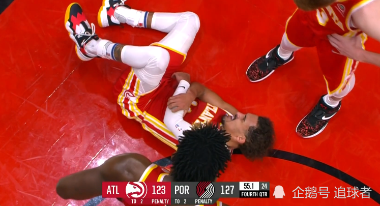 生死时刻,特雷杨轰进三分,努尔基奇踢球违例,赖特续命三分,吹杨造犯规