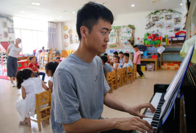 一男幼师大跳"萌"舞,逗乐大小孩儿
