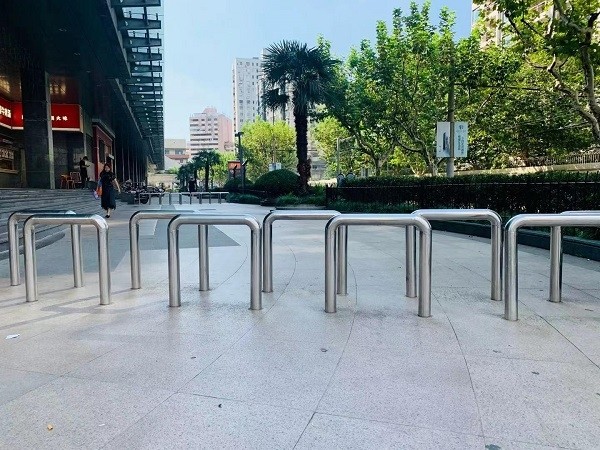 图说:铁栏杆挡道无障碍通道被锁记者还在现场看到,无障碍通道的入口处