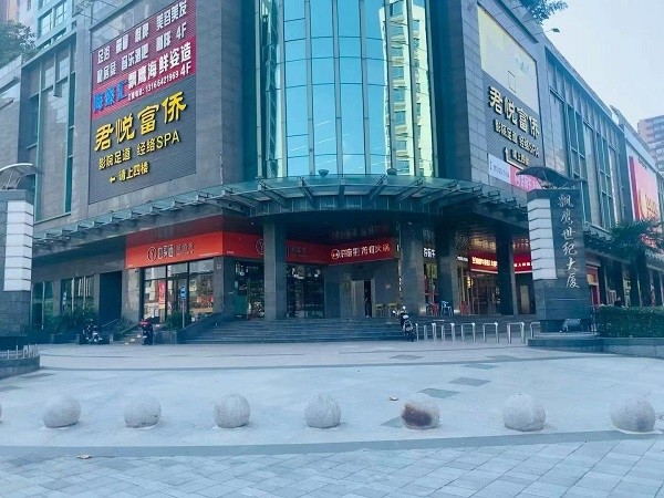 商业广场门口石球阵铁柱栏挡道无障碍通道还经常被锁