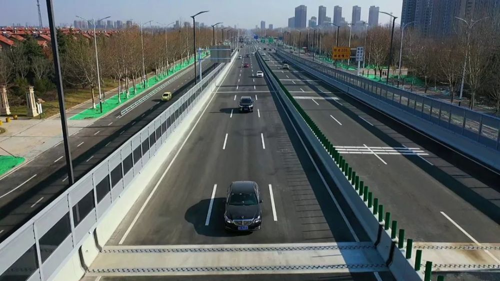 注意左转车道靠右