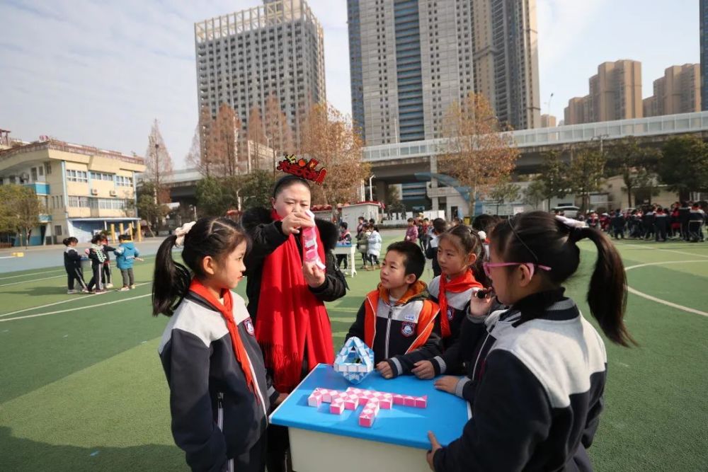 洪山區張家灣小學開展首屆數學節孩子將數學玩出新花樣