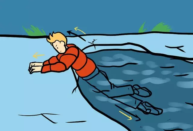 惊险承德一男子不慎掉入冰窟窿危急时刻