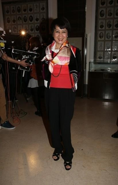 梁安琪穿衣挺贵气,印花羽绒服配红印花丝巾,气质和普通老太不同插图8