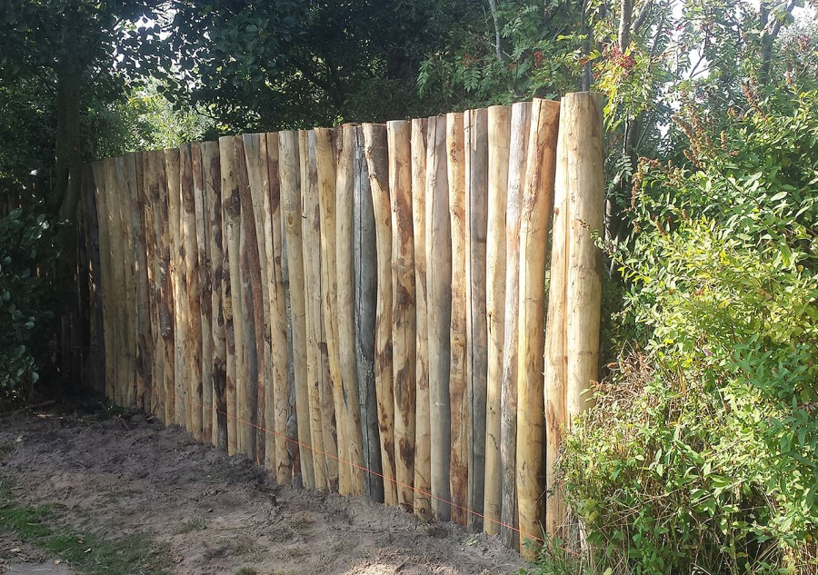 不砌围墙,从农村收购旧木头,绕院子一圈做围栏,结结实实也漂亮_腾讯