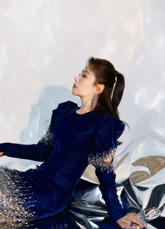 刘涛穿礼服美极了!一袭黑白鱼尾裙亮相,43岁依旧明艳动人