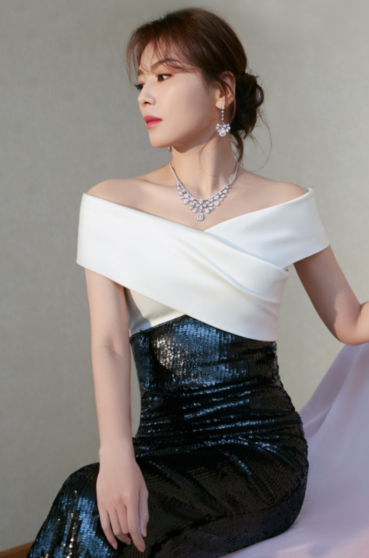 刘涛穿礼服美极了!一袭黑白鱼尾裙亮相,43岁依旧明艳动人