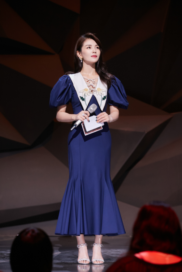 刘涛穿礼服美极了!一袭黑白鱼尾裙亮相,43岁依旧明艳动人