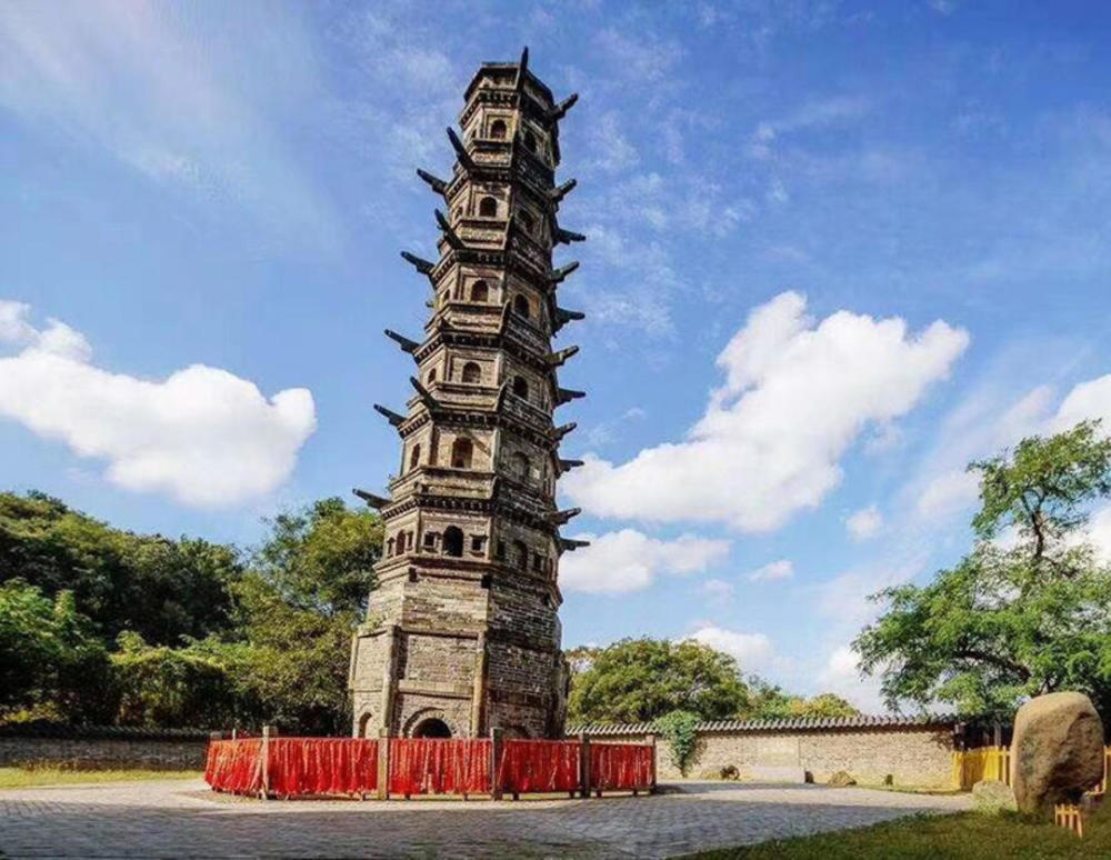 容缓在南京市江宁区秣陵街道方山西北麓上,屹立着的石塔正是定林寺塔