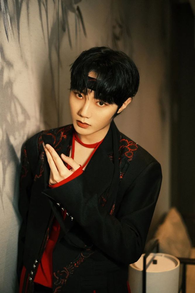 碰福利送刘也签名照