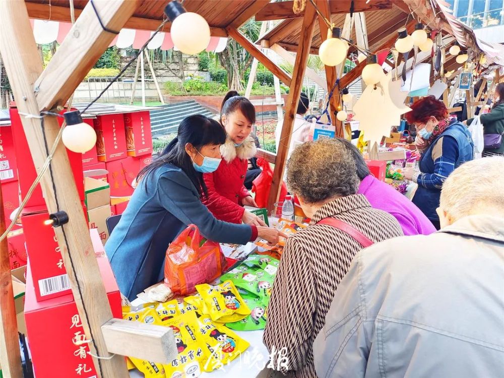 "福建味正赢康生物科技有限公司市场负责人陈凤表示,好多市民都是携带