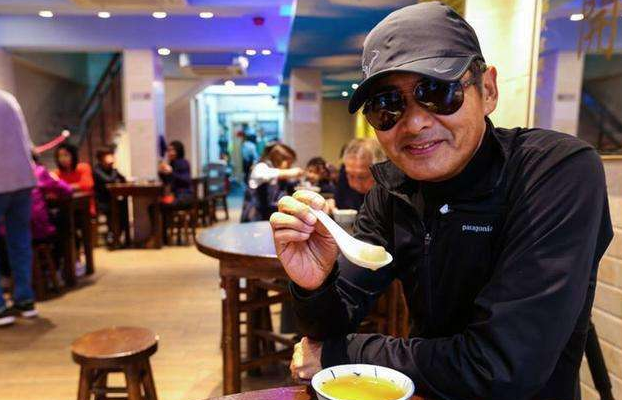 66岁周润发餐馆吃饭被偷拍本事越大人越低调写入教科书