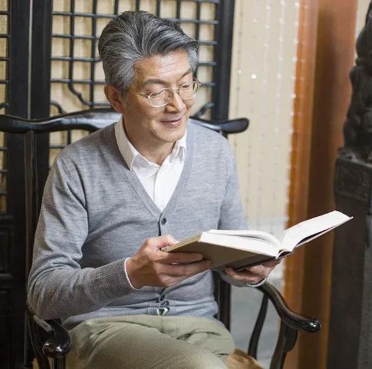 教授每天带娃只做一件事惹儿媳不满娃上学后表现出超强智慧谋略让老师