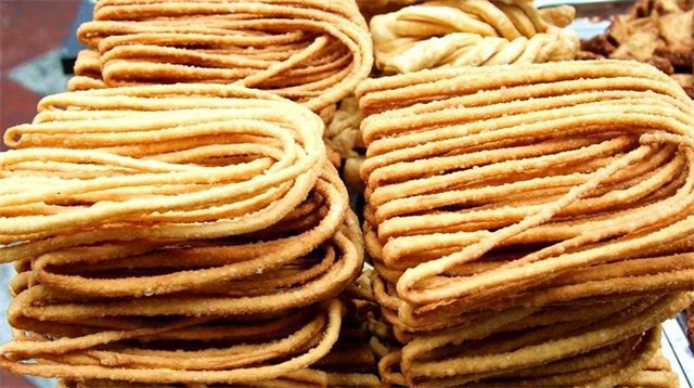 快过年了,教你在家炸馓子,酥脆好吃不油腻,建议先收藏起来