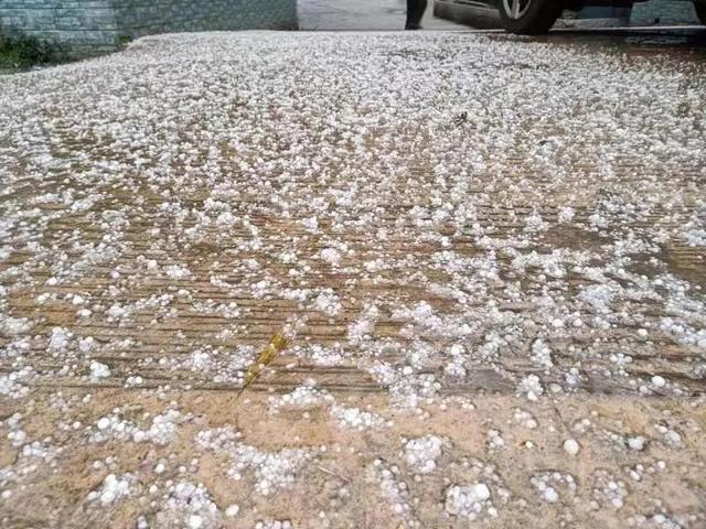 贵阳天空黑压压,冰雹,雷雨,大风马上来!