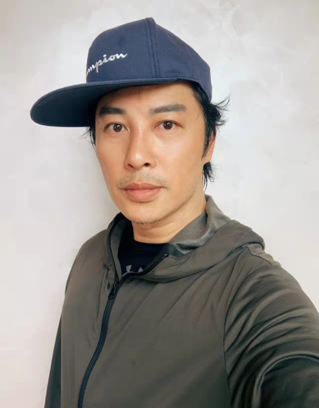 港星谭耀文拍戏被撞裂三根肋骨,自曝痛到半休克,仍坚持工作太敬业
