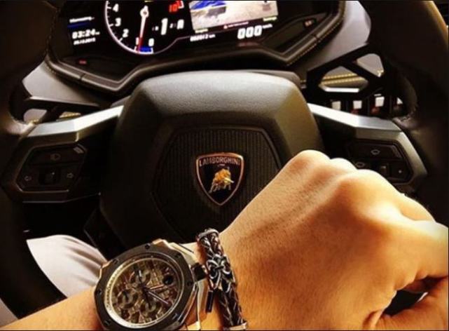 男子开豪车被砸,得知原因后,网友纷纷留言:再敢炫富还砸!