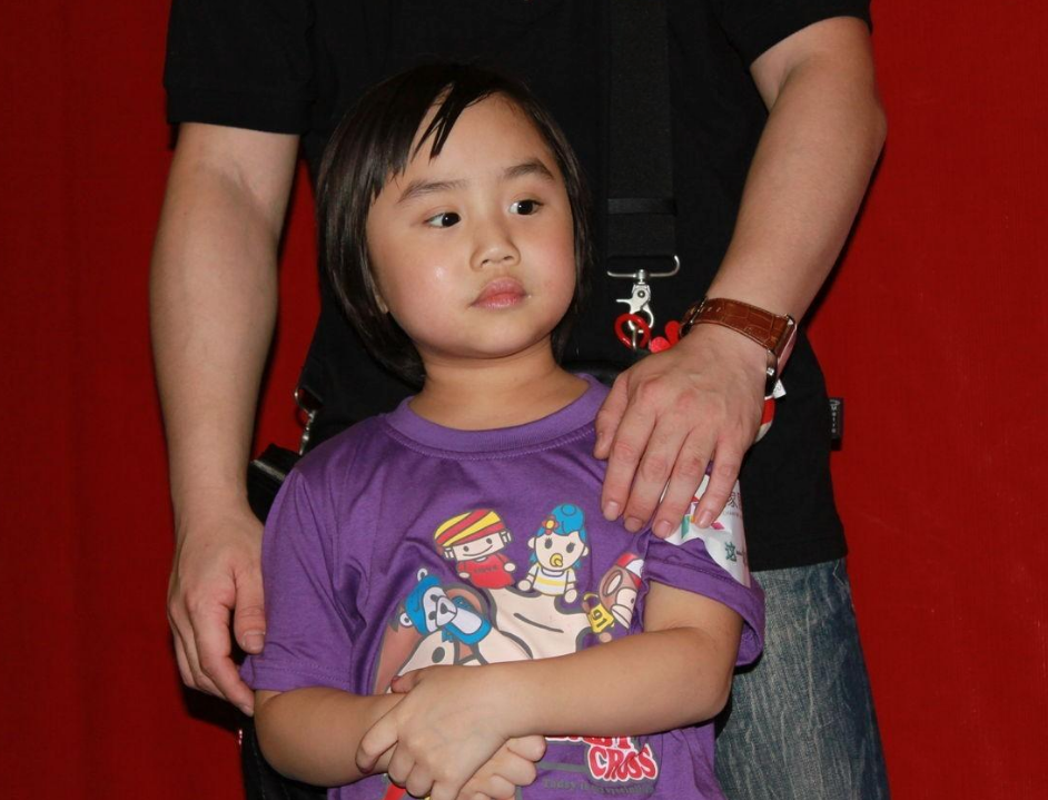 为了捞金继母和生父疯狂给小小彬接剧本,丝毫不顾及他的学业,最后还是