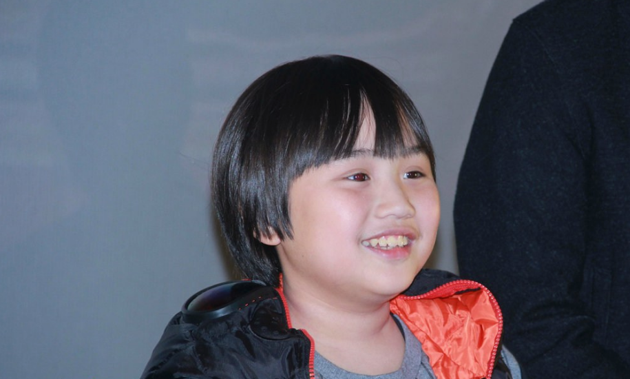 随着小小彬的走红,父亲索性辞去了工作,专心打造小小彬的星途,可笑的