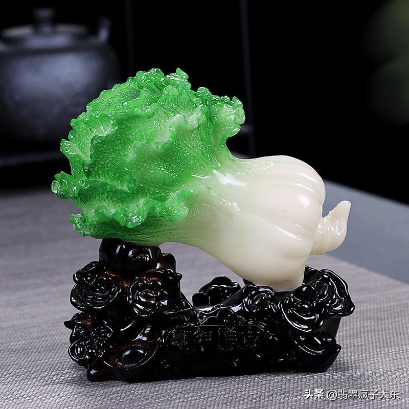 翡翠白菜,我们更多地可能会想到台北故宫博物馆镇院之宝"翠玉白菜";它