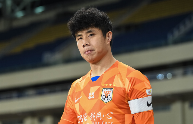 有人情味山东泰山夺冠纪念衫上印有22号蒿俊闵名字球迷直呼太有情味