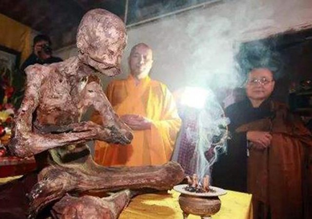 她是修成正果的尼姑圆寂后成为肉身菩萨身上女性特征消失