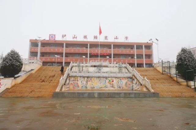 2021年12月19日,炉山镇腊寨小学教师黄先雄获授2021年"全国最美教师"