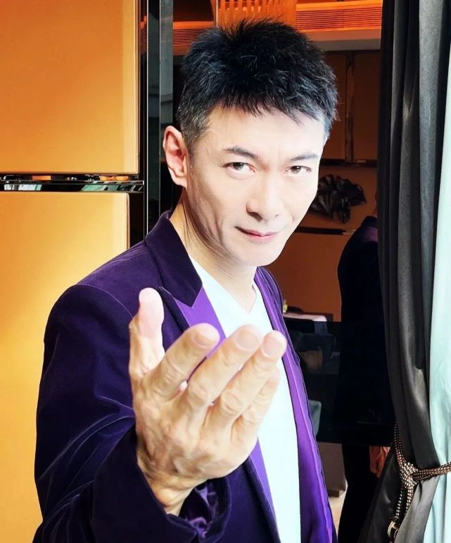 59岁男神江华宣布复出迅速涨粉,将首次直播与粉丝互动