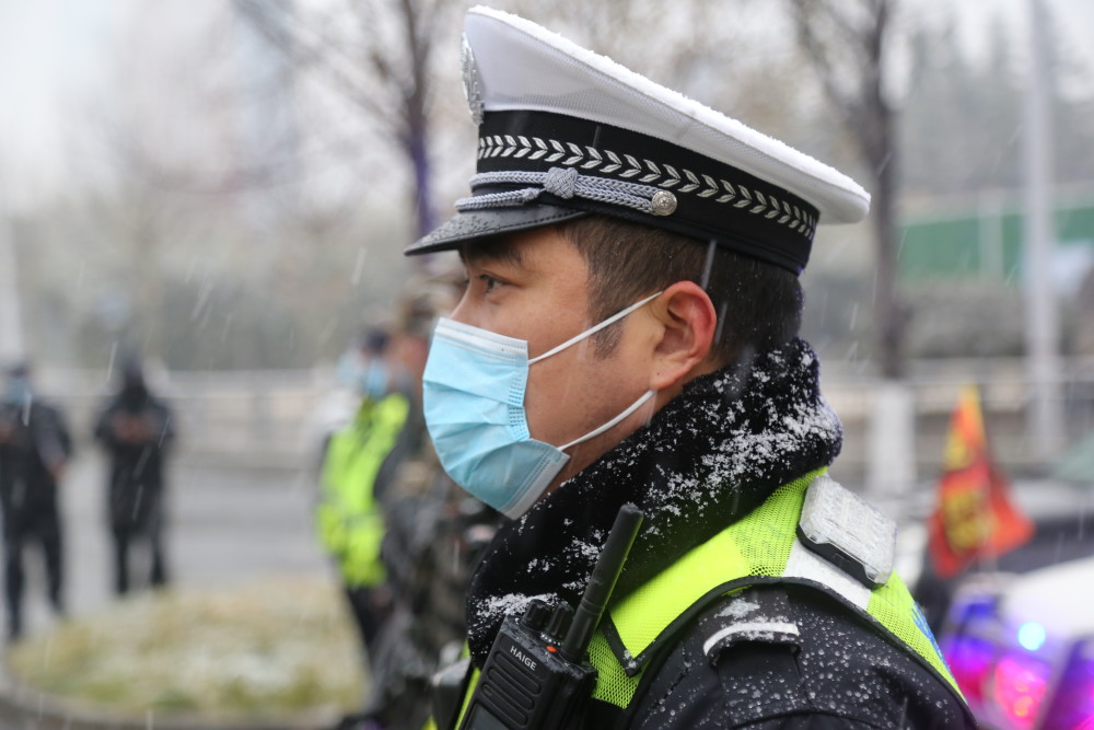 别样雪警郑州交警风雪中执勤保畅通