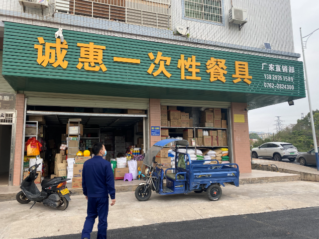 诚惠一次性餐具曝光单位二3,安全出口堆放杂物