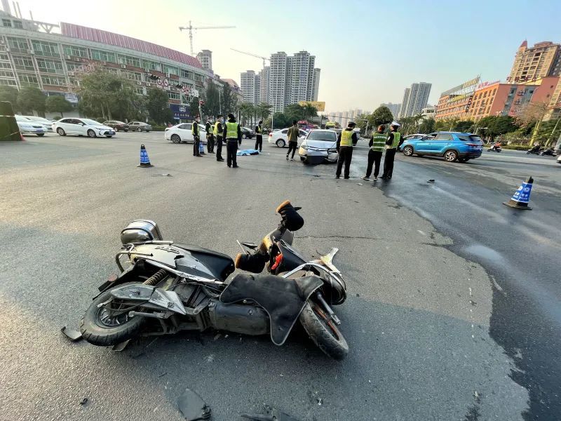 玉林名山红绿灯处突发事故电摩司机当场殒命