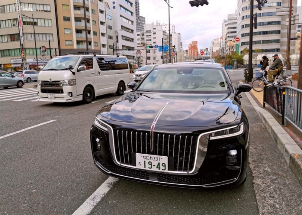 日本街头的红旗店门口h9挂牌1949展车报价比5系贵