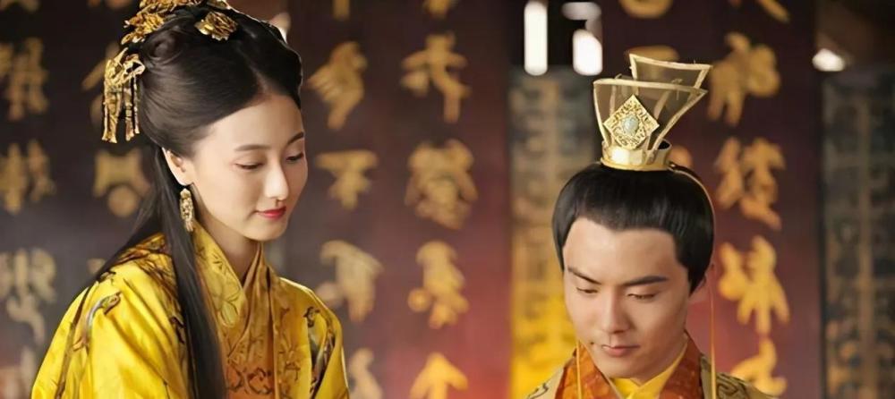 成为皇帝的朱佑樘依然笃爱妻子,不立妃嫔,两人每天必定是同起同卧,读